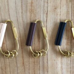 素材感たっぷり。真鍮引き立つキーリング