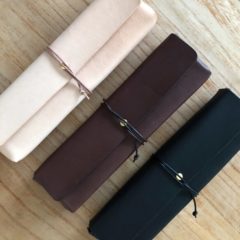 シンプルな個性で印象付ける。“革箱”ペンケース