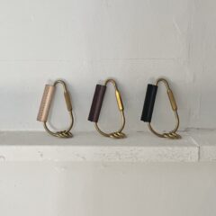 真鍮引き立つキーリング　姫路レザー