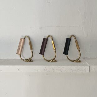 真鍮引き立つキーリング　姫路レザー