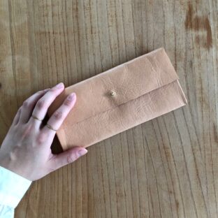 しっとりと手に馴染む。とても薄い長財布