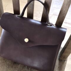 おめかしにも普段使いにも。German hook handbag