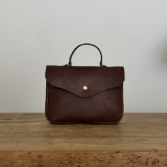 おめかしにも普段使いにも。German hook handbag