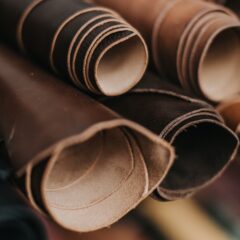 “革”のはなし | 多すぎてわからない！最近よく聞く「〇〇レザー」まとめ