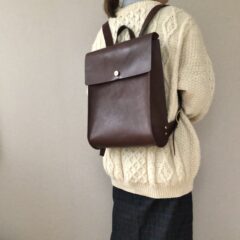 着こなし手帖 | 日々の装いに革ものを合わせる