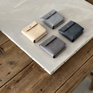 new work◎ | 横向きの二つ折り財布