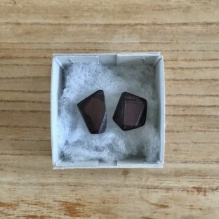 革の石 ピアス004