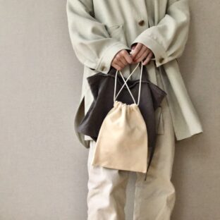 着こなし手帖 | 日々の装いに革ものを合わせる②