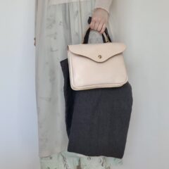 着こなし手帖 | 日々の装いに革ものを合わせる③