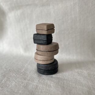 古い陶と革の箱（丸）