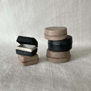 古い陶と革の箱（角）